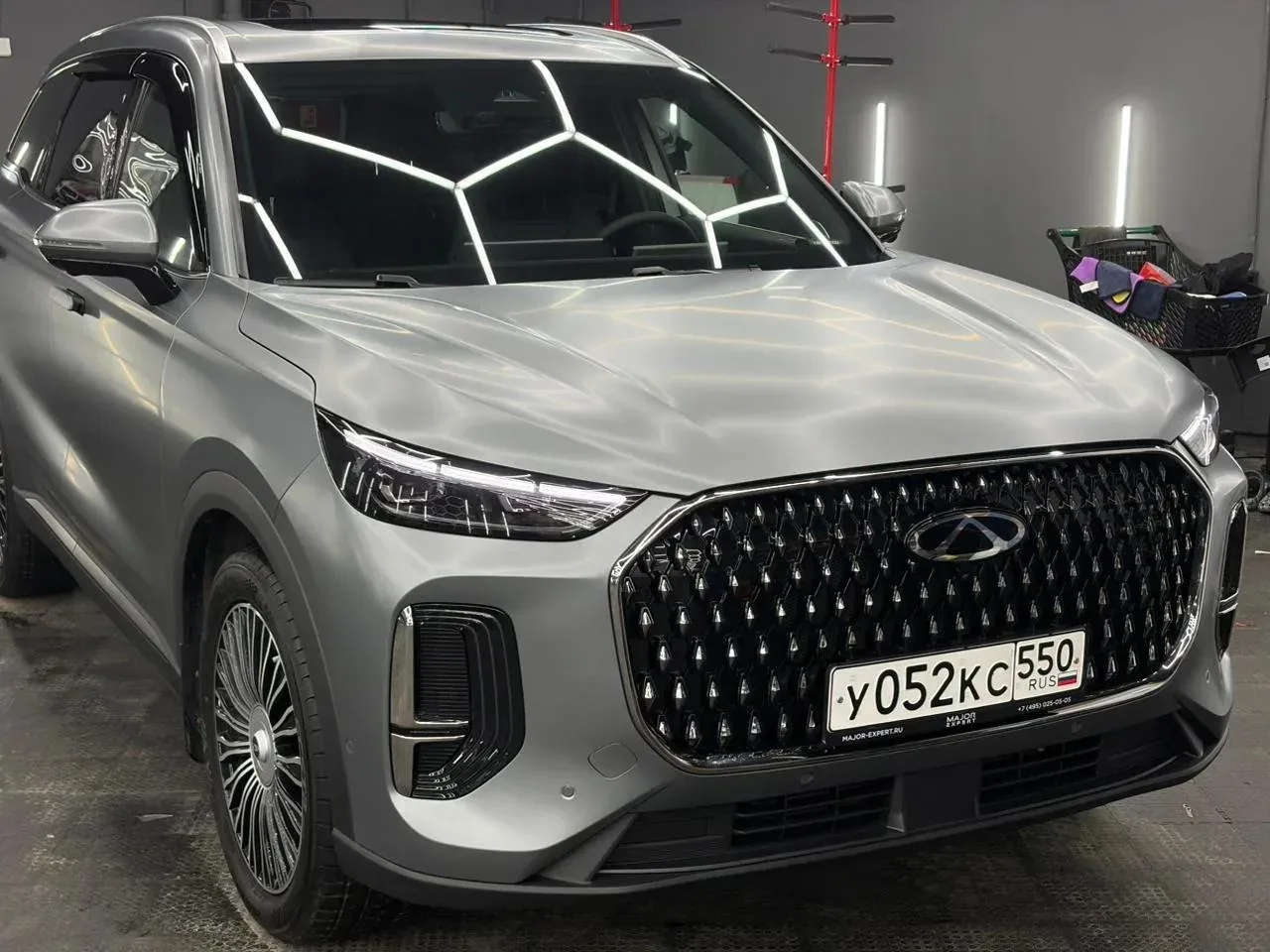 Chery Tiggo 9 Pro Max — полная оклейка автомобиля в матовую плёнку, тонировка фар, бронирование панорамной крыши, оклейка салонных элементов и экранов
